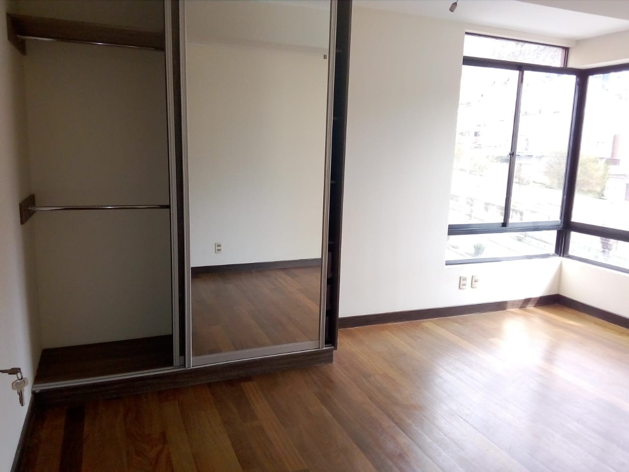 Los Pinos Calle 27, Sobre La... | UC-810987 | UltraCasas.com